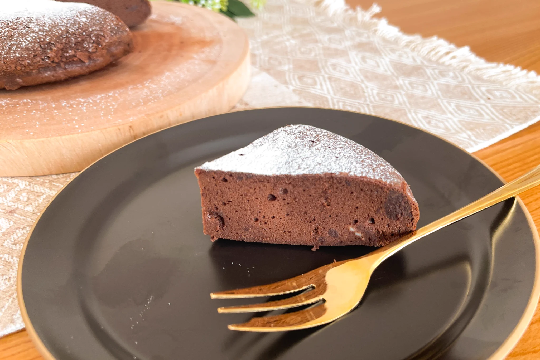 材料はたったの3つ。炊飯器で作れる「ガトーショコラ」。
