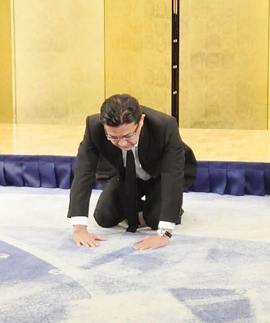 livedoornews's tweet image. 【花束騒動】RIZIN・榊原CEOが土下座で謝罪「最大級のお詫びを」
news.livedoor.com/article/detail…

「日本は礼儀、礼節を重んじる国。世界中の人たちに申し訳ないという思いを伝えたい」と話し、最大級のお詫びとして「生まれてこの方一度もない」という土下座で謝罪した。