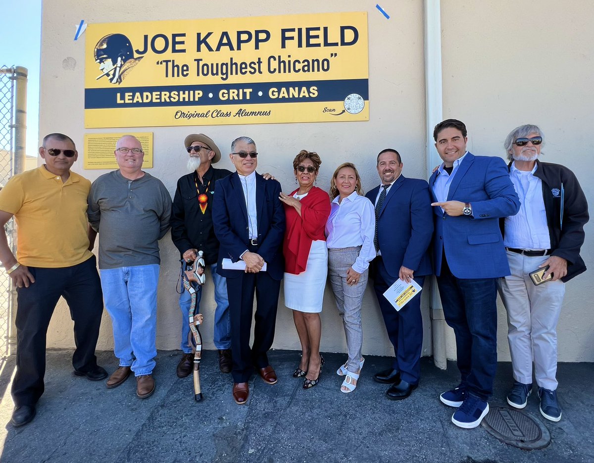 SupervisorAlejo's tweet photo. It was an amazing day to have the athletic field at El Sausal Middle School named after the legendary NFL Chicano Quarterback #JoeKapp who grew up in #EastSalinas! He went to Sherwood Elementary, El Sausal Middle School & Salinas High! @bracerolegacy @UCBerkeley @CalBearsHistory https://t.co/83hdBw8vx9