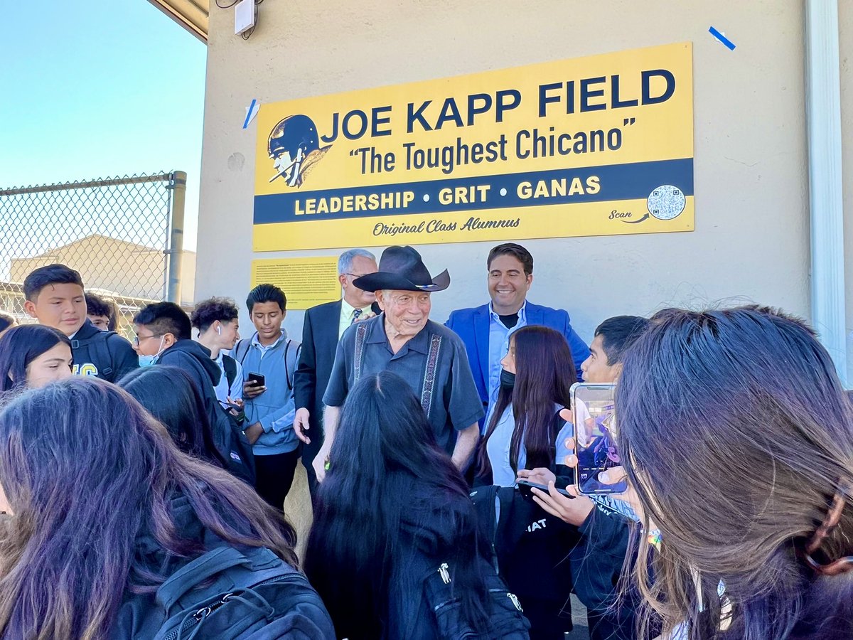 SupervisorAlejo's tweet photo. It was an amazing day to have the athletic field at El Sausal Middle School named after the legendary NFL Chicano Quarterback #JoeKapp who grew up in #EastSalinas! He went to Sherwood Elementary, El Sausal Middle School & Salinas High! @bracerolegacy @UCBerkeley @CalBearsHistory https://t.co/83hdBw8vx9