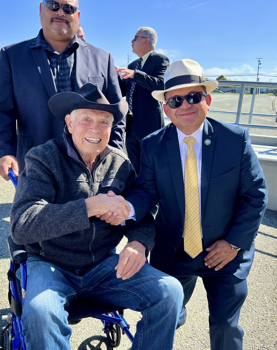 SupervisorAlejo's tweet photo. It was an amazing day to have the athletic field at El Sausal Middle School named after the legendary NFL Chicano Quarterback #JoeKapp who grew up in #EastSalinas! He went to Sherwood Elementary, El Sausal Middle School & Salinas High! @bracerolegacy @UCBerkeley @CalBearsHistory https://t.co/83hdBw8vx9
