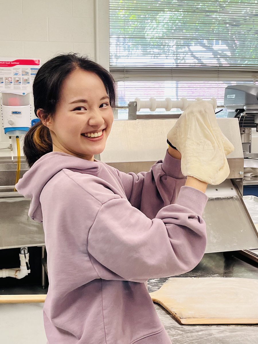 FSHNpppIL's tweet photo. After making so much pizza sauce, the best way to celebrate is obviously to throw a pizza party 🍕🍕 https://t.co/BLppvgyHtc