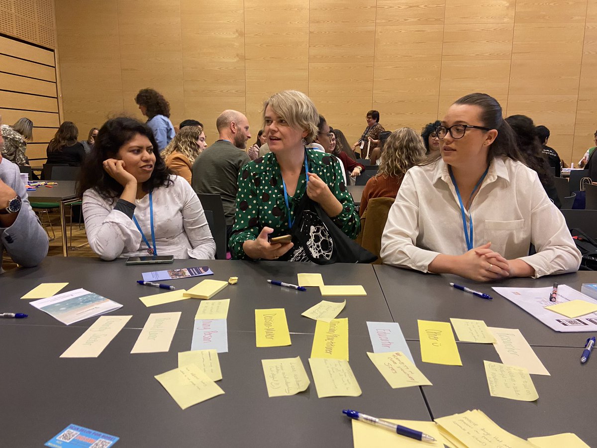 oxwell_study's tweet photo. The room at @iaymh #iaymh2022 is buzzing with ideas & inspiration!
Today @emma_soneson presented @oxwell_study ‘Happier during Lockdown’ (https://t.co/3sWZOmUKJR) at a round table discussion & @DrHollyBear will present on #mentalhealth #implementation tomorrow! https://t.co/aqEXtg9Oh8