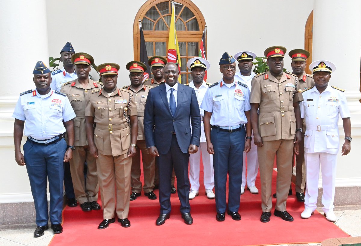 StateHouseKenya's tweet photo. President @WilliamsRuto today hosted senior military officers led by the Chief of the Kenya Defence Forces, General Dr. Robert Kibochi, State House, Nairobi. https://t.co/xld4KdCwmR