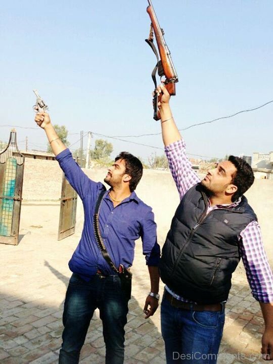 Oh ghar vv tera Nede si
  Hunda mm nitt marda gede si
 Oh ishqe de soote naag billo
 Oh Tu jaan bhuj ke chede si  ......
 Ni jddo tpya kandh teri  
Ni jddo  ਰੋਹਿਤ tpya kandh teri  
 tu tan padne paata 
Oh teri chndri sheli ne
  Rola paata yaar fasata!!?
#mankirtaulakh