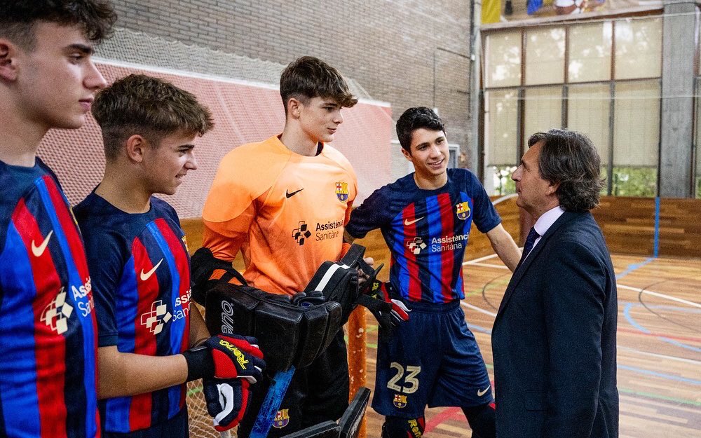 FCBhoquei's tweet photo. 🏑 La galeria d’imatges de la visita de Xavier Barbany a l’hoquei formatiu! 

📸 https://t.co/zVDoRx9FKS

💙❤️ #ForçaBarça https://t.co/HtfSsVxeut