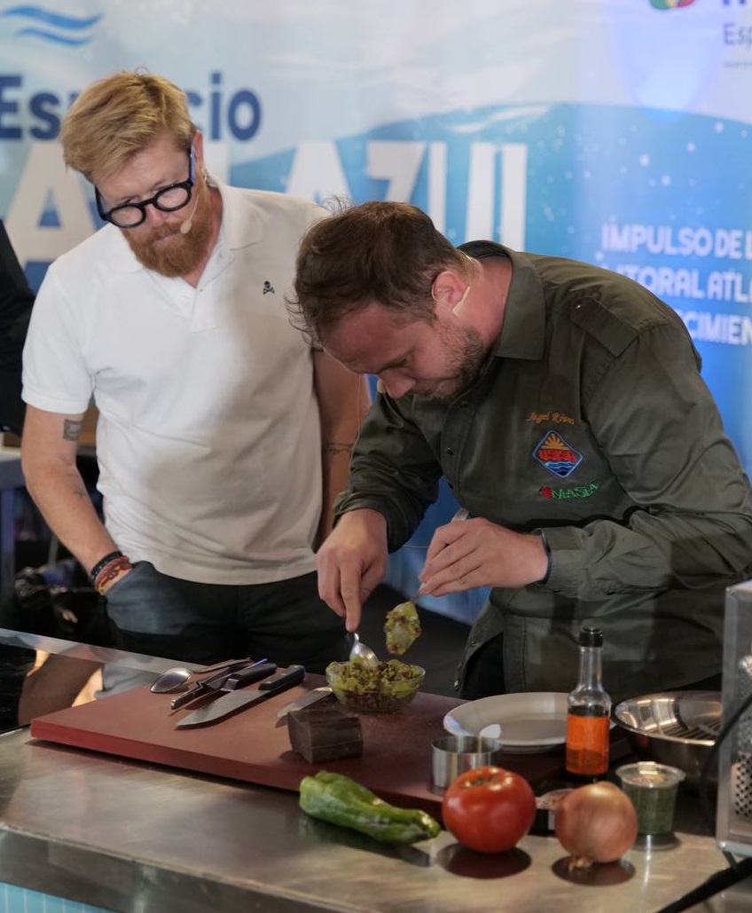🟦 Como colofón culinario de la Feria #VIMAR, el chef Ángel Rivas, del restaurante <a href="/HotelConventoJM/">HotelConventoAracena</a> #Aracena, nos deleita con un maravilloso #showcooking 🥑🫐 en nuestro #EspacioAtlazul. ¡Mira qué pinta!🤤