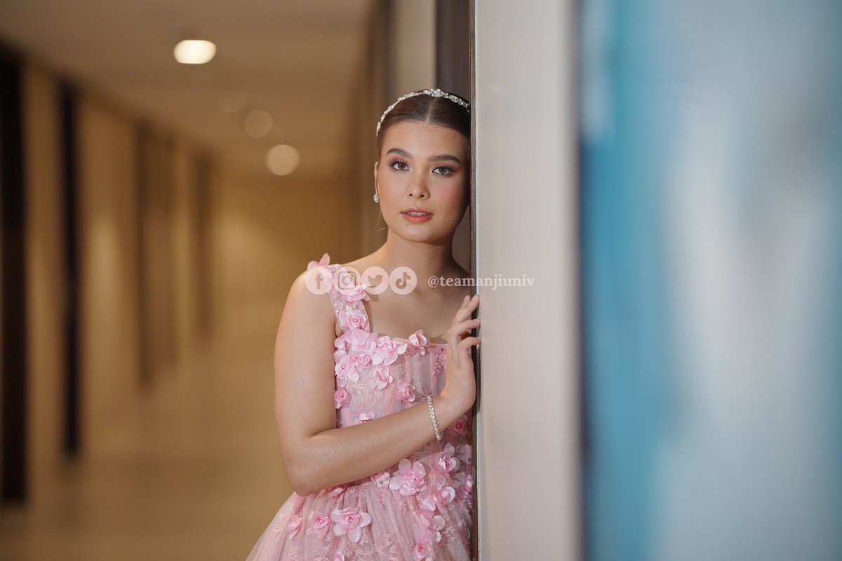 teamanjiuniv's tweet photo. Anji and her angel like visual, everyone!

Blessing your twitter feed again with Anji’s insane beauty! To say that you are very pretty would be an understatement to describe you in these photos. You never fail to blow our minds every single time!

#AnjiSalvacion • @anjisalvacion https://t.co/y5Aj4cfYQ6