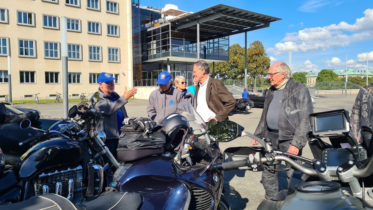 Auf ihrer Ausfahrt nach Görlitz macht der Wheels for Europe e. V. Station in Dresden. Landtagspräsident Dr. Matthias Rößler begrüßt die Fahrer von Oldtimern und Motorrädern vor einer Führung durch das Parlament.