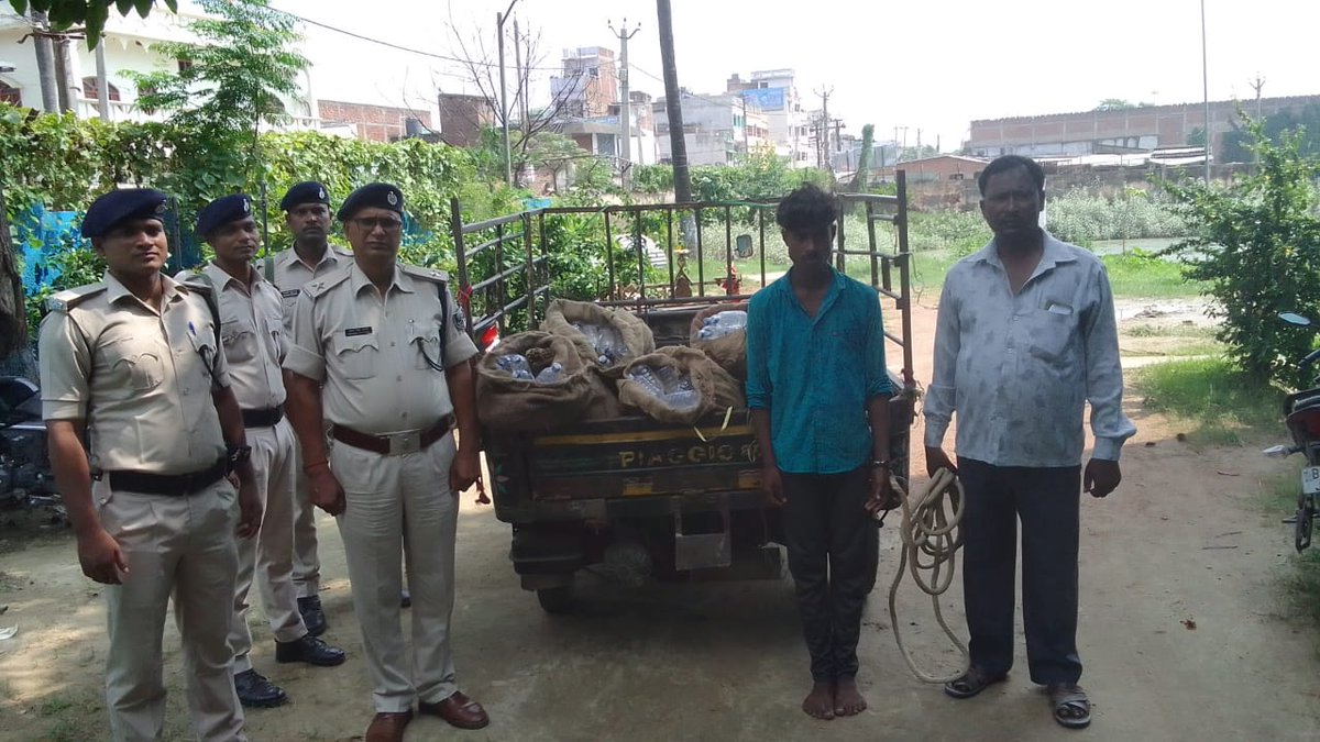 motihari_police's tweet photo. मोतिहारी जिला पुलिस द्वारा पिछले 24 घंटे में 105 गिरफ्तारियाँ की गयी हैं।
कोटवा और छौड़ादानों एसएचओ द्वारा 5-5 गिरफ्तारियाँ की गई हैं जिसके लिए एसपी डॉ @ipskumarashish द्वारा इन्हें पुरुस्कृत किया जाएगा। साथ ही, शून्य गिरफ्तारियाँ वाले थानाध्यक्षों से स्पष्टीकरण की माँग की गई है। https://t.co/XfpBxMaoha