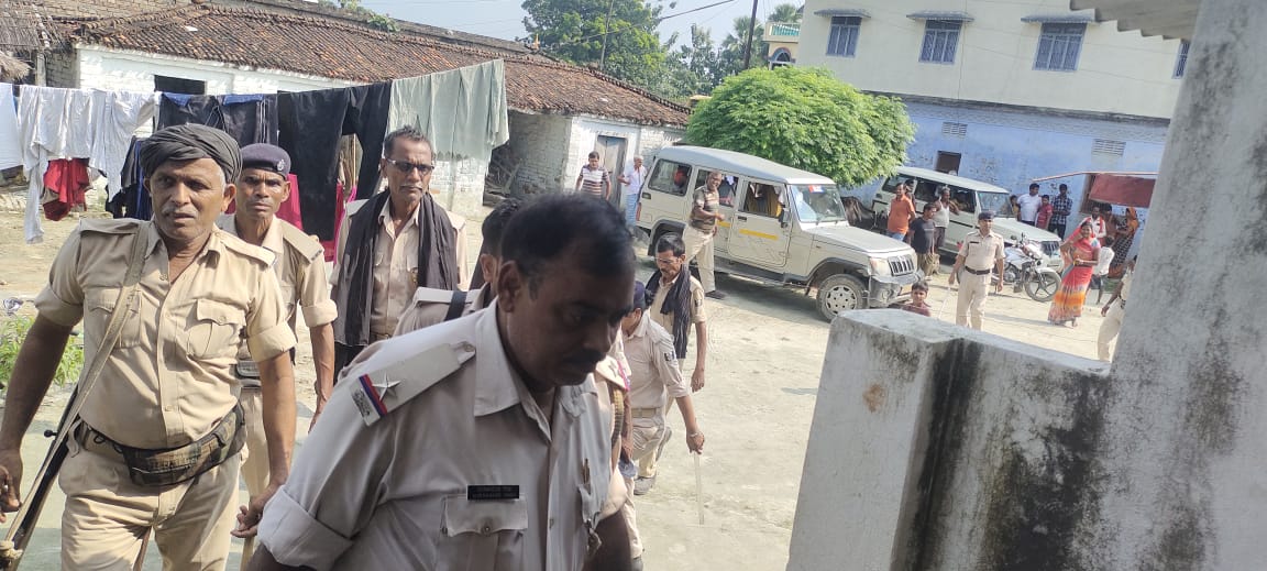 motihari_police's tweet photo. मोतिहारी जिला पुलिस द्वारा पिछले 24 घंटे में 105 गिरफ्तारियाँ की गयी हैं।
कोटवा और छौड़ादानों एसएचओ द्वारा 5-5 गिरफ्तारियाँ की गई हैं जिसके लिए एसपी डॉ @ipskumarashish द्वारा इन्हें पुरुस्कृत किया जाएगा। साथ ही, शून्य गिरफ्तारियाँ वाले थानाध्यक्षों से स्पष्टीकरण की माँग की गई है। https://t.co/XfpBxMaoha