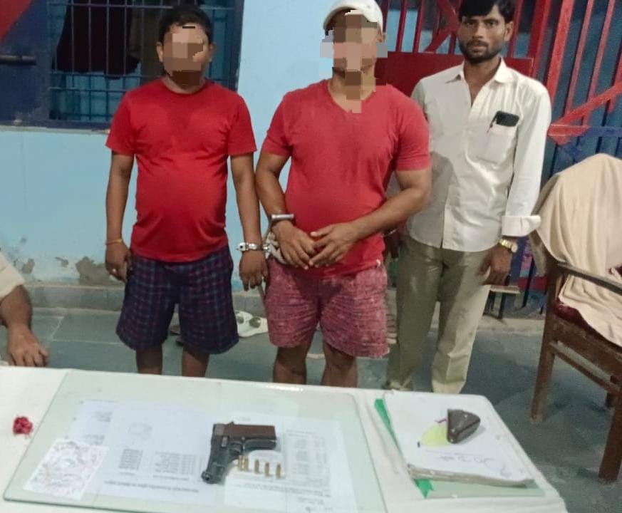 motihari_police's tweet photo. मोतिहारी जिला पुलिस द्वारा पिछले 24 घंटे में 105 गिरफ्तारियाँ की गयी हैं।
कोटवा और छौड़ादानों एसएचओ द्वारा 5-5 गिरफ्तारियाँ की गई हैं जिसके लिए एसपी डॉ @ipskumarashish द्वारा इन्हें पुरुस्कृत किया जाएगा। साथ ही, शून्य गिरफ्तारियाँ वाले थानाध्यक्षों से स्पष्टीकरण की माँग की गई है। https://t.co/XfpBxMaoha