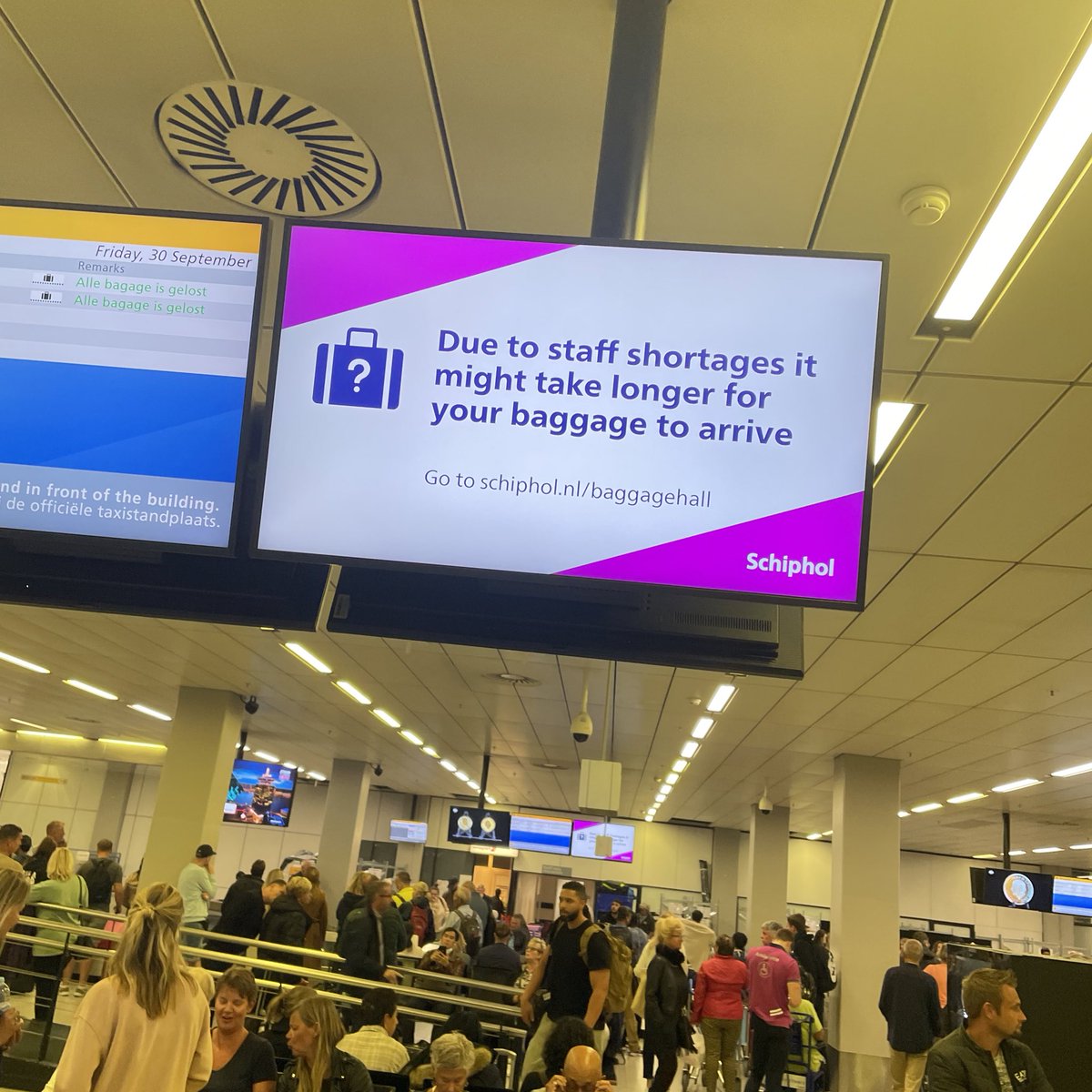 thiagosomera's tweet photo. The worst airport experience. 60 minutes to get a bag #SchipholAirport https://t.co/zWT85Nrzib