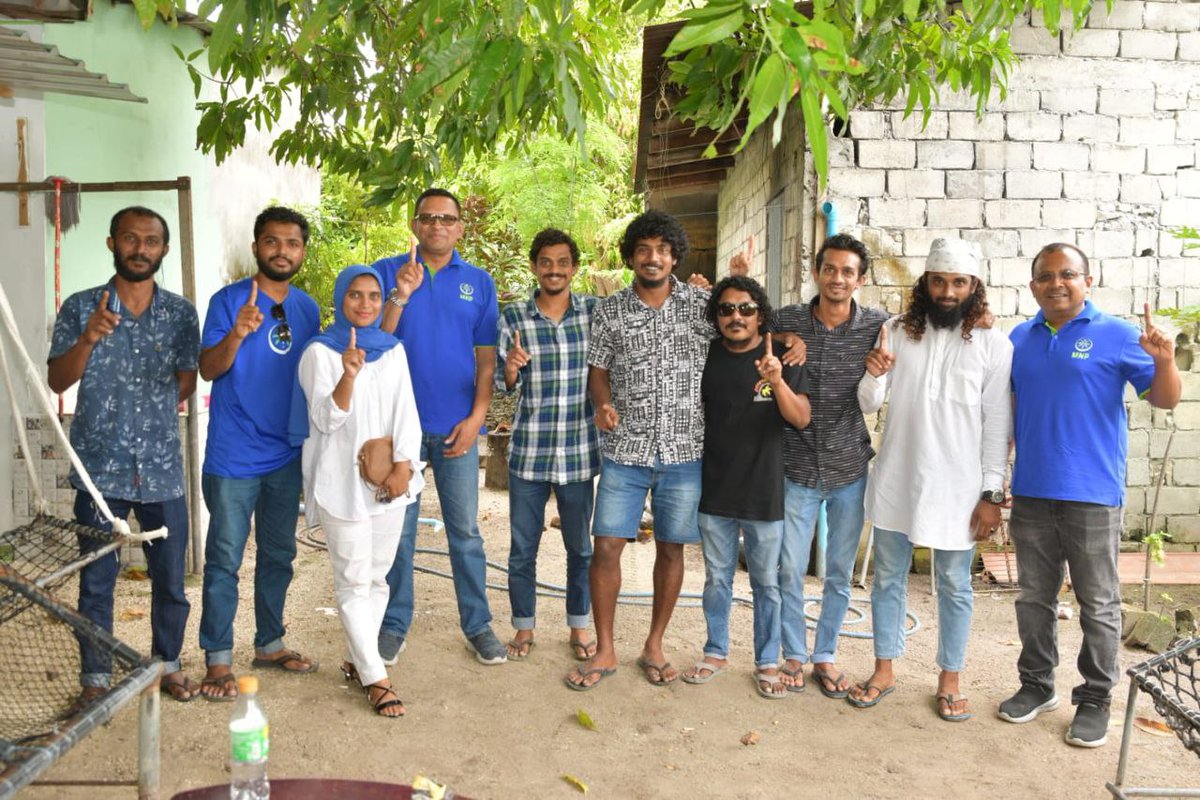 MNP_Secretariat's tweet photo. އެމްއެންޕީގެ ކެންޑިޑޭޓް ރަނިއްޔާގެ ކެމްޕޭންގައި ޕާޓީގެ ލީޑަރޝިޕުން ވަނީ ގުރައިދޫގެ ރައްޔިތުންނާ ބައްދަލުކޮށް ޙާލު ބައްލަވާ، މާދަމާ އޮންނަ އިންތިޚާބުގައި ރަނިއްޔާއަށް ތާޢީދުކޮށް ވޯޓް ދިނުމަށް އެދިލައްވާފައި. ގުރައިދޫ ފެންނަނީ ގަދަ ނޫކުލައިގައި
#VoteMNP #VoteRaniyya #Vote1 ✅1⃣ https://t.co/JAgWyjHwRS