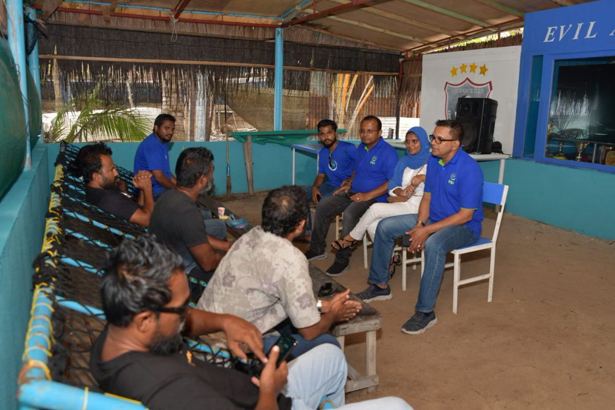 MNP_Secretariat's tweet photo. އެމްއެންޕީގެ ކެންޑިޑޭޓް ރަނިއްޔާގެ ކެމްޕޭންގައި ޕާޓީގެ ލީޑަރޝިޕުން ވަނީ ގުރައިދޫގެ ރައްޔިތުންނާ ބައްދަލުކޮށް ޙާލު ބައްލަވާ، މާދަމާ އޮންނަ އިންތިޚާބުގައި ރަނިއްޔާއަށް ތާޢީދުކޮށް ވޯޓް ދިނުމަށް އެދިލައްވާފައި. ގުރައިދޫ ފެންނަނީ ގަދަ ނޫކުލައިގައި
#VoteMNP #VoteRaniyya #Vote1 ✅1⃣ https://t.co/JAgWyjHwRS