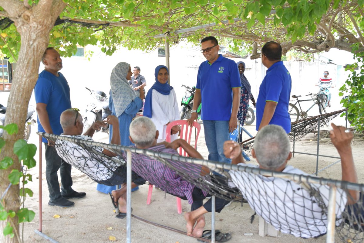 MNP_Secretariat's tweet photo. އެމްއެންޕީގެ ކެންޑިޑޭޓް ރަނިއްޔާގެ ކެމްޕޭންގައި ޕާޓީގެ ލީޑަރޝިޕުން ވަނީ ގުރައިދޫގެ ރައްޔިތުންނާ ބައްދަލުކޮށް ޙާލު ބައްލަވާ، މާދަމާ އޮންނަ އިންތިޚާބުގައި ރަނިއްޔާއަށް ތާޢީދުކޮށް ވޯޓް ދިނުމަށް އެދިލައްވާފައި. ގުރައިދޫ ފެންނަނީ ގަދަ ނޫކުލައިގައި
#VoteMNP #VoteRaniyya #Vote1 ✅1⃣ https://t.co/JAgWyjHwRS
