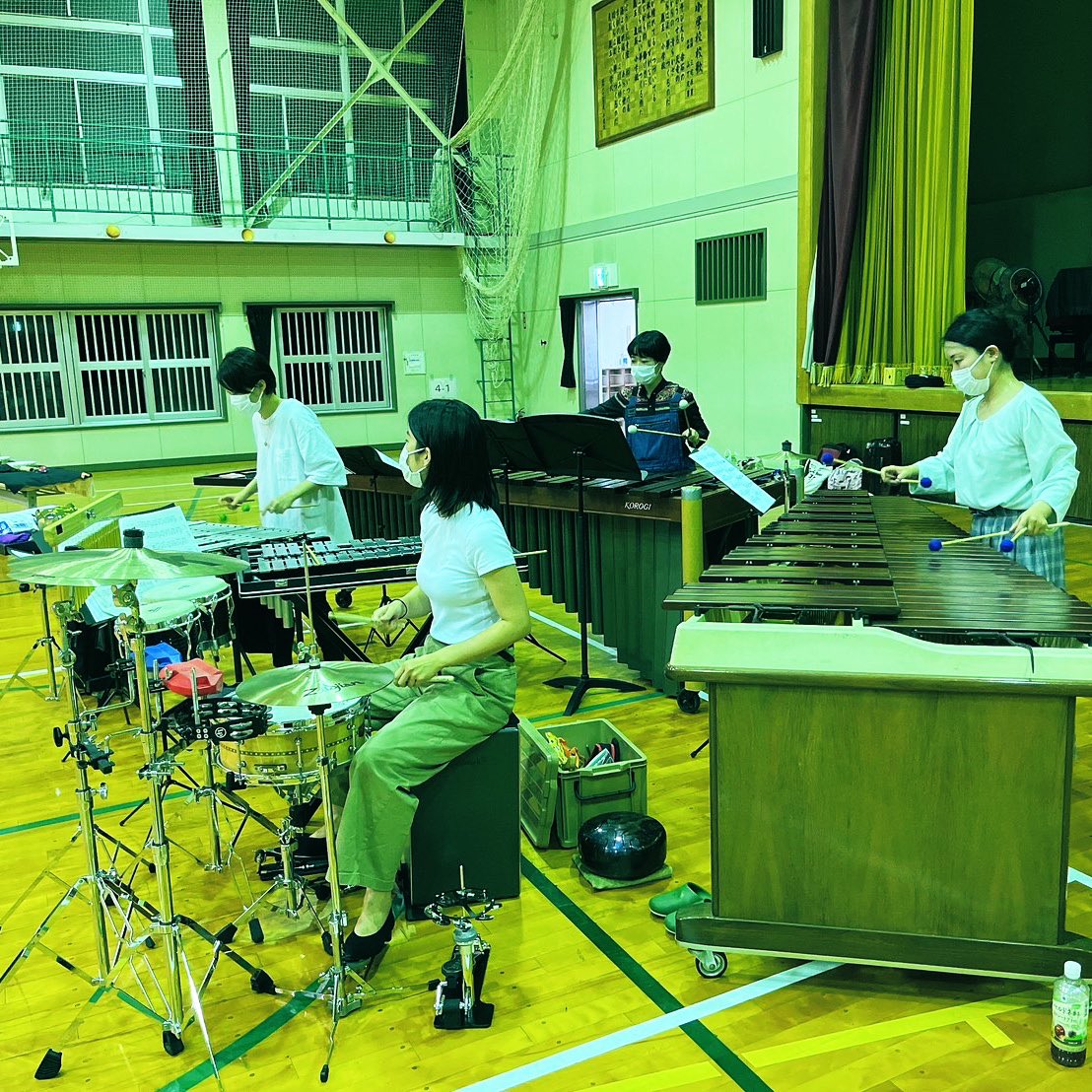 micromacroperc's tweet photo. 【ミクマク音楽鑑賞教室おしまい】

下村、中野、成末、馬場の4名で浜松市内の小学校の音楽鑑賞教室に行ってきました

みんなのキラキラした目に元気をもらいました☀️
アシストしてくれた山邊にも大感謝🙇‍♂️

保護者さんからオリジナルのメッセージカードとプレゼント🎁
うれしい💐

明日いよいよ公演🌟 https://t.co/f8nDUzi3f2
