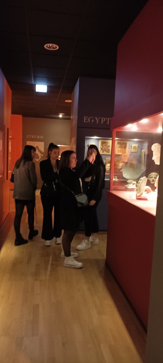 balandiersophie's tweet photo. Atelier pro BTS SAM 2ème année. La CGE abordée en lien avec le projet d'éducation artistique et culturelle: Visite du musée des beaux arts, les étudiants réalisent un rapport d'étonnement vidéo à partir d'une œuvre du musée en lien avec la CGE. 
#lyceejarennes #academierennes https://t.co/kRIHrO7IyR