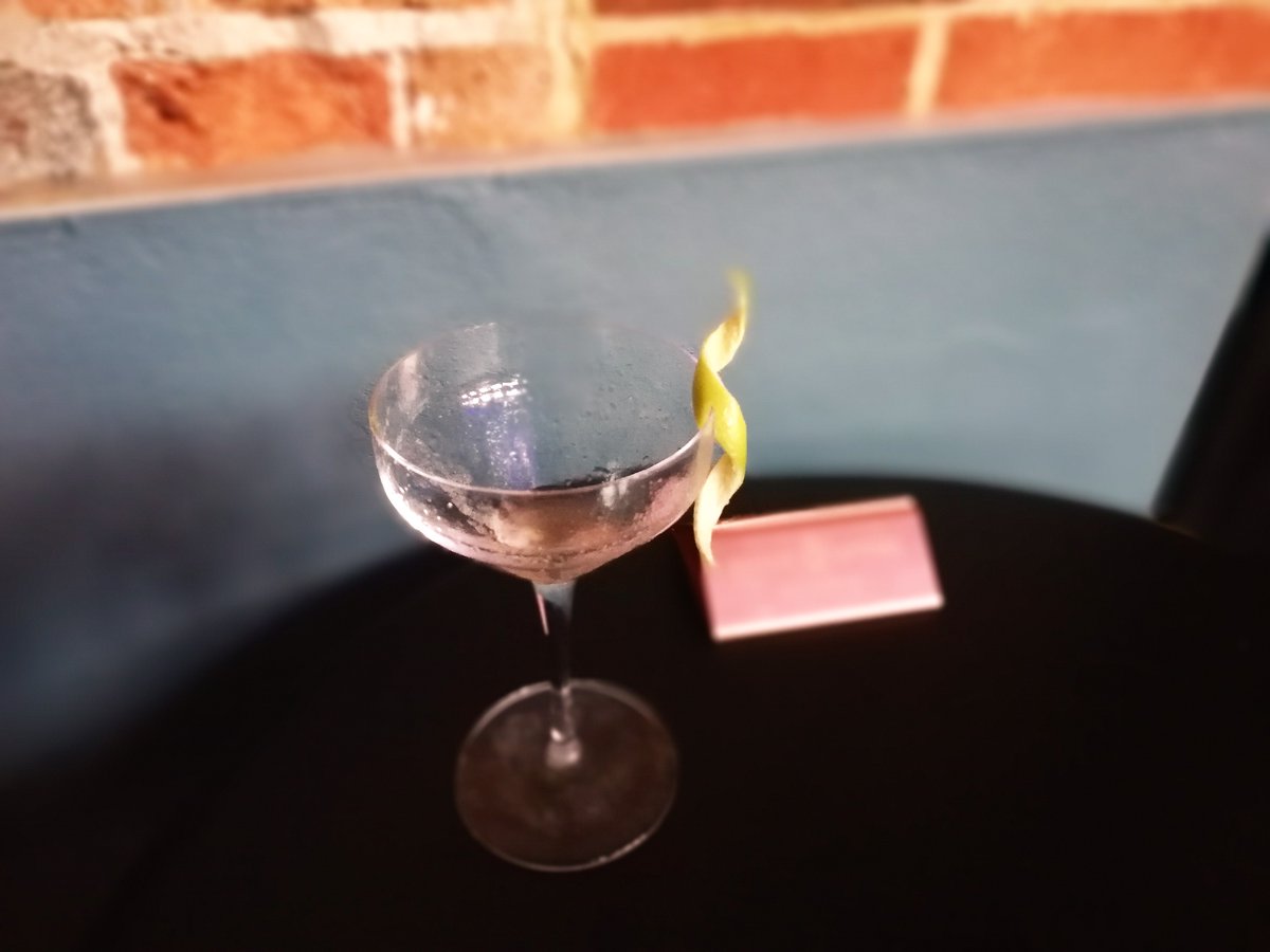Geyser_Funny's tweet image. And after the tour had finished, it was time for a magic trick. 

Sat in the stylish bar, how quickly could I make the expertly-crafted cocktail of the month Disappear? (A Mint-Ti-Ni, btw)

TA-DA!

#BombayDistillery
