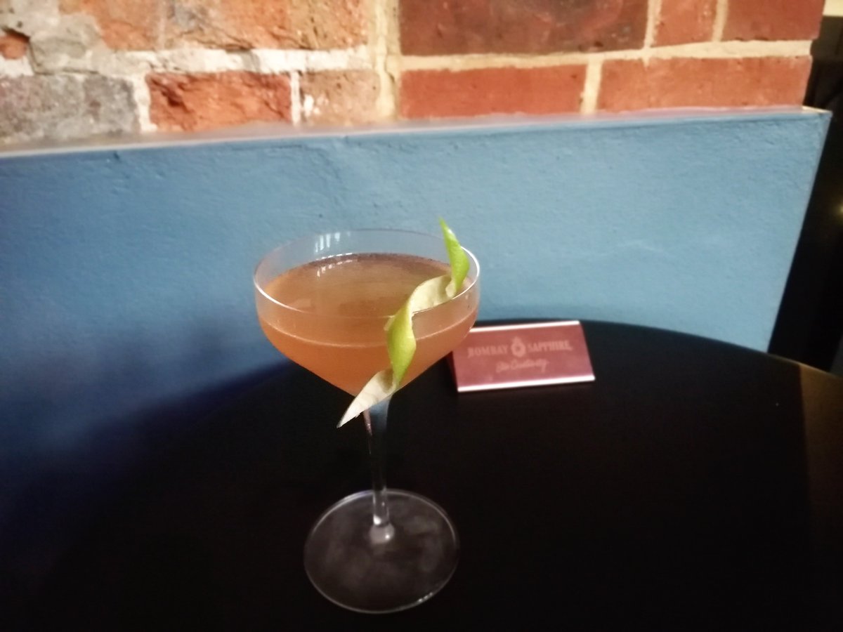 Geyser_Funny's tweet image. And after the tour had finished, it was time for a magic trick. 

Sat in the stylish bar, how quickly could I make the expertly-crafted cocktail of the month Disappear? (A Mint-Ti-Ni, btw)

TA-DA!

#BombayDistillery