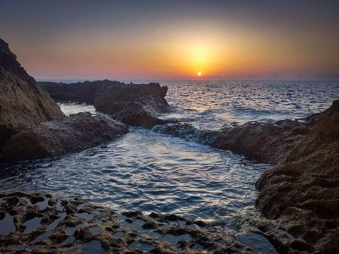 DescubreMalta's tweet photo. ¿No te parece un planazo ir a ver atardecer? 🌇
Malta tiene unos paisajes de vértigo desde donde puedes ver unas puestas de sol que recordarás toda la vida.
👉Dwejra - Gozo es uno de los mejores sitios. Aquí estaba #AzureWindow y ahora tan solo hay naturaleza. https://t.co/ziZjaAcNT7