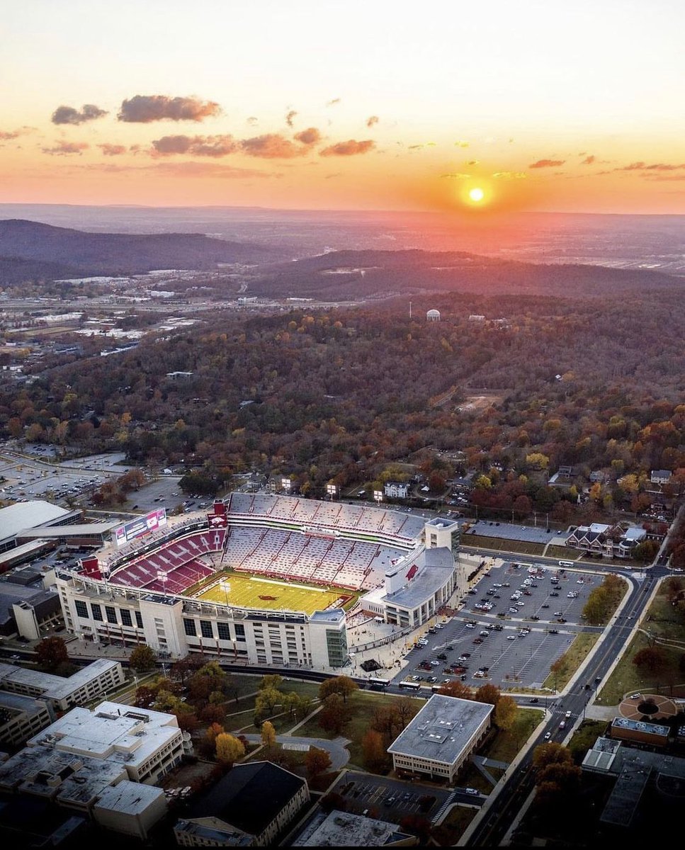 HeartBreakHogs's tweet photo. What a beautiful place! Dad calls it #thecalmbeforethestorm 🐗🐗🐗 https://t.co/8XYFPGwPvN