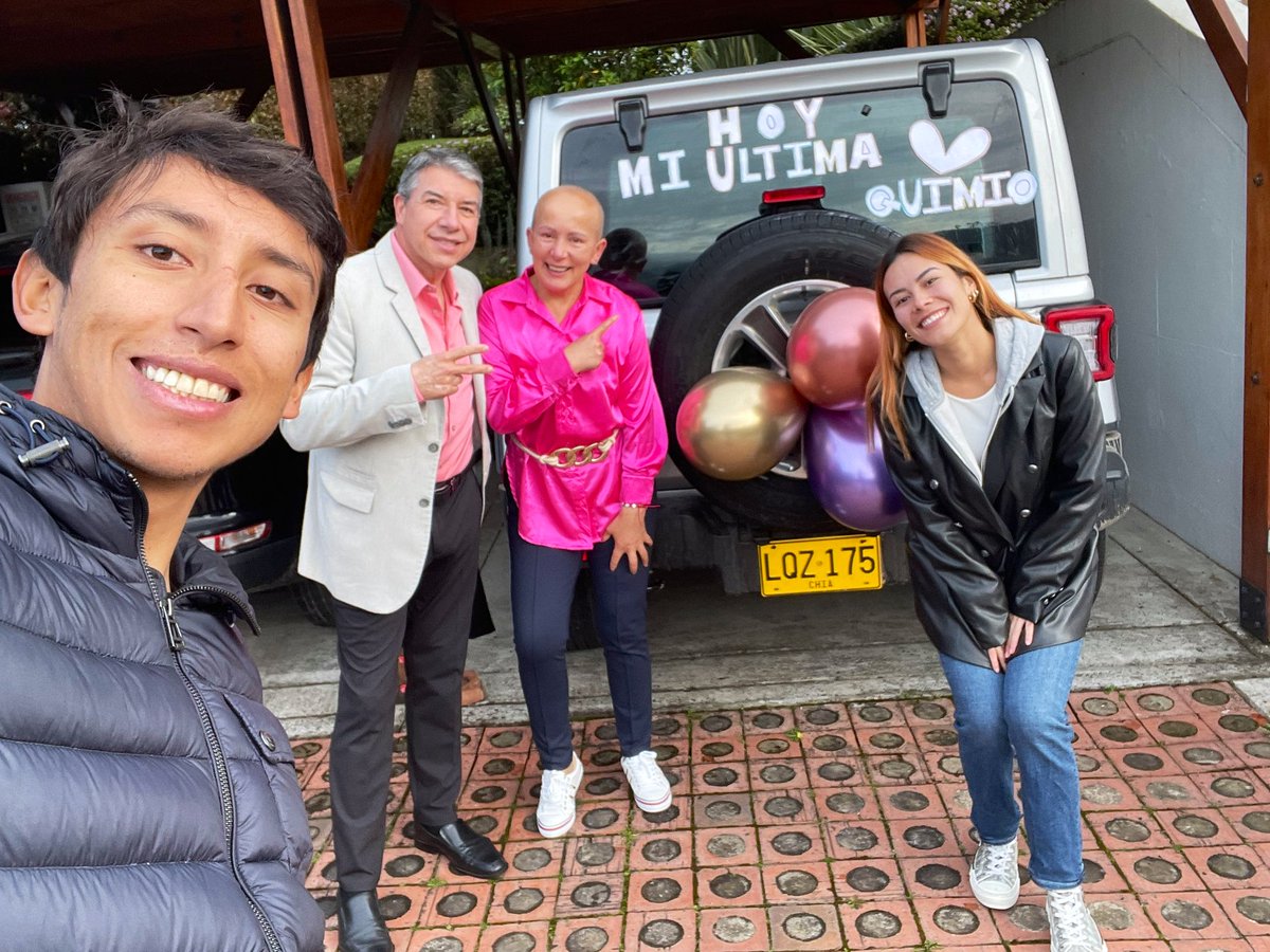Eganbernal's tweet photo. Cruzando La Capital nosotros súper emocionados por ser la última quimio de mi mamá y nos sorprendimos por la empatía de la gente en Bogotá… Todos pitando al ver el letrero 😍 https://t.co/gsmrHj9rHC
