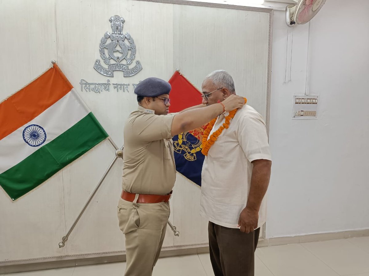 #SP_SDR <a href="/AmitKAnandIPS/">Amit Kumar Anand IPS</a> द्वारा द्वारा पुलिस लाइन्स स्थित सभागार कक्ष में आयोजित विदाई समारोह में अधिवर्षताआयु पूर्ण कर चुके 01 पुलिसकर्मी की सेवानिवृत्ति पर पुष्पमाल, शाल, धर्मग्रन्थ आदि देकर सुखद तथा उज्ज्वल भविष्य की कामना कर विदा किया गया |