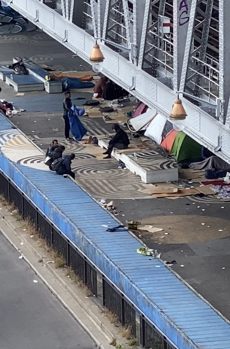 stageback696's tweet photo. @Anne_Hidalgo Et le skatepark qui a été construit avec l’argent des impôts pour apporter de la joie aux enfants du quartier est une poubelle sale. #paris10 #paris18 #garedunord https://t.co/V3pgcaWmJS
