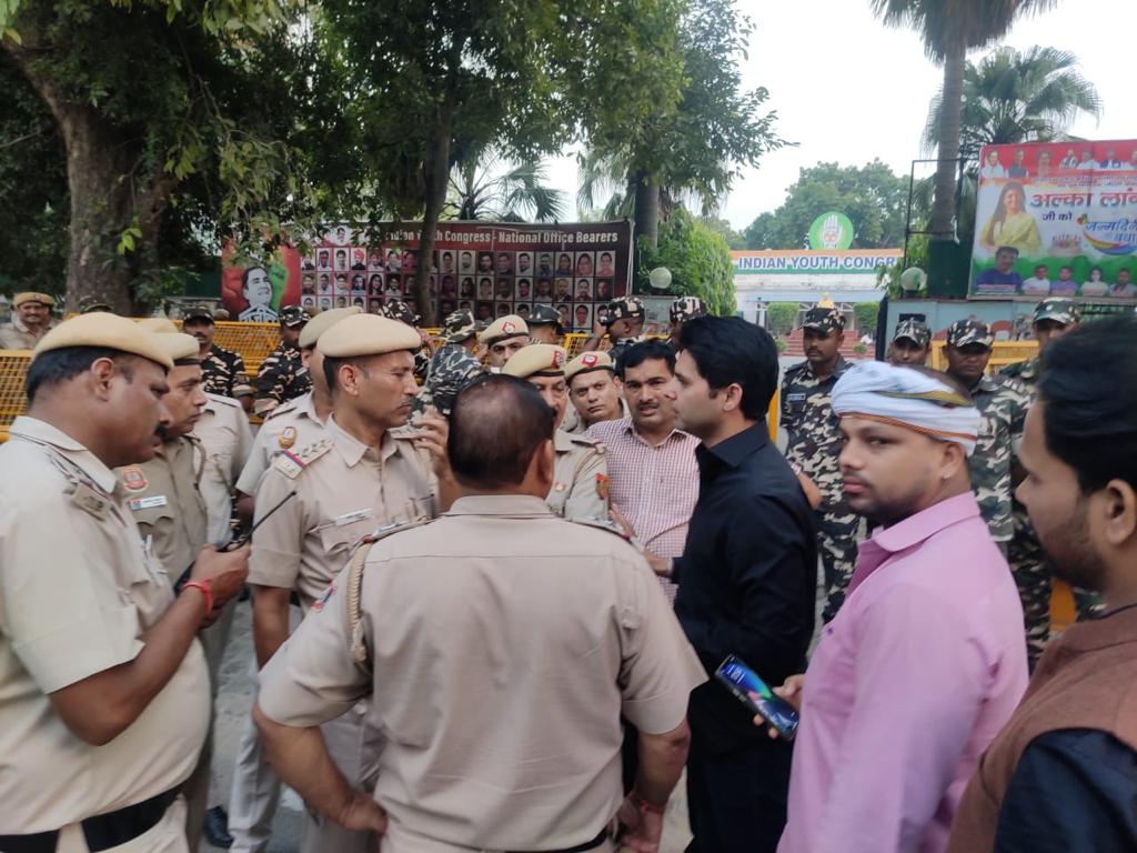 srinivasiyc's tweet photo. BJP से जुड़े बलात्कारियों के सम्मान में,
@DelhiPolice मैदान में

#AnkitaBhandari को श्रद्धाजंलि देने के लिए आज देर शाम युवा कांग्रेस का कैंडल मार्च प्रस्तावित था,

लेकिन अंतिम क्षणों में अनुमति निरस्त कर IYC HQ की बैरिकेडिंग कर पुलिस छाबनी में तब्दील किया जा रहा है। आखिर क्यों? https://t.co/MFBBI4icn7