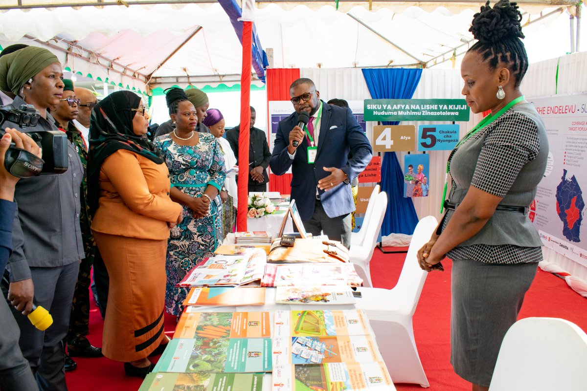 scitanzania's tweet photo. President of the United Republic of Tanzania, H.E @SuluhuSamia &amp; her delegates listening to information about the implementation of USAID/Lishe Endelevu activity from @scitanzania Country Director, @bestermw https://t.co/OBReU4DjSE