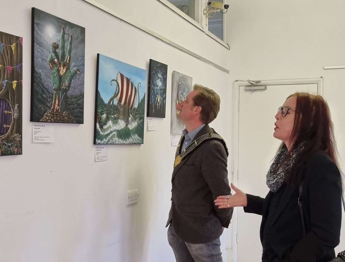 MyrGrantham2223's tweet photo. Today I met with tallented local artist Sharon Thomson who has organised an exhibition of locally produced art at Grantham Museum.  Grantham is home to numerous incredible artists... https://t.co/ZzAQ1ynvNX