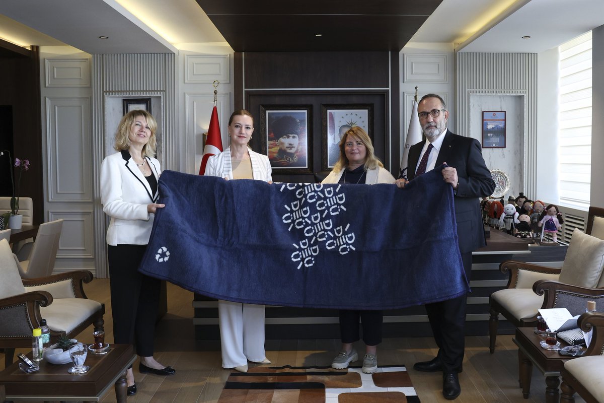 İzmir iş dünyasının üniversite-sanayi işbirliğine bakışının değerlendirildiği görüşmede, Rektörümüz <a href="/hotar_nukhet/">Prof. Dr. Nükhet Hotar</a>   #ESİAD Bşk. Sn. Zorlu'ya #universitemDEU yerleşkelerinde toplanan PET ambalaj atıklarından geri ♻️ dönüştürülen materyallerle hazırlanan battaniyelerden hediye etti