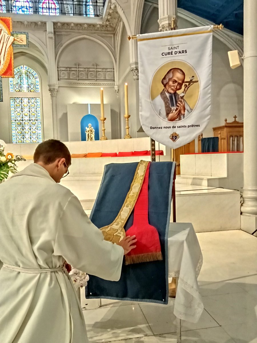 MEvangelisation's tweet photo. Vénération d' une étole du Saint Curé d'Ars à la journées des prêtres au @Congres_Mission 2022
@dioceseparis
Photo @salefran
#mission #pretres #pretre #congresmission #curedars #ars #etole #relique #veneration #saintcure https://t.co/o79dlRio5Z