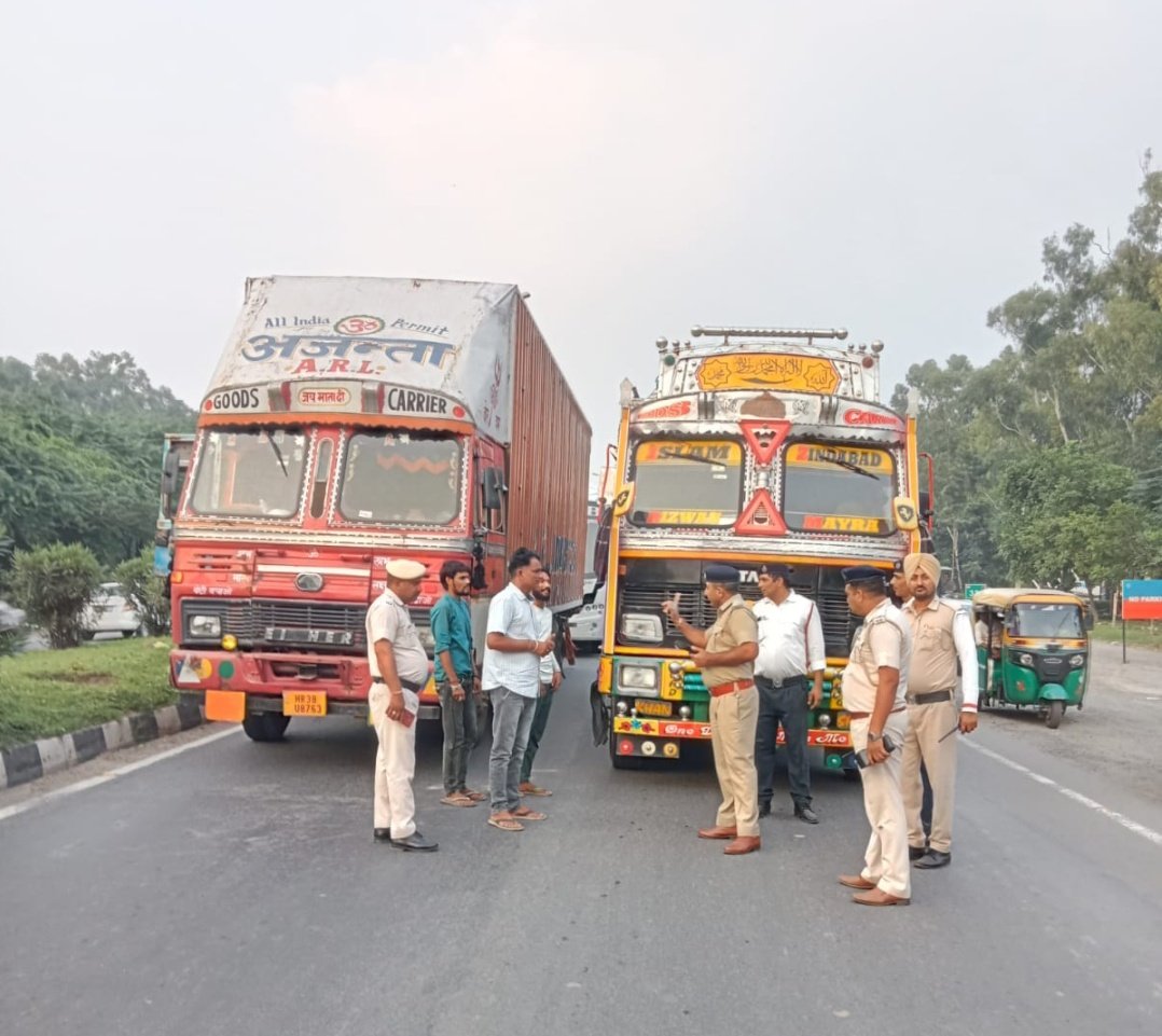 Sho #Panchkula explains lane discipline to truck drivers. All heavy vehicles to drive in left lane 
#SafetyInMind