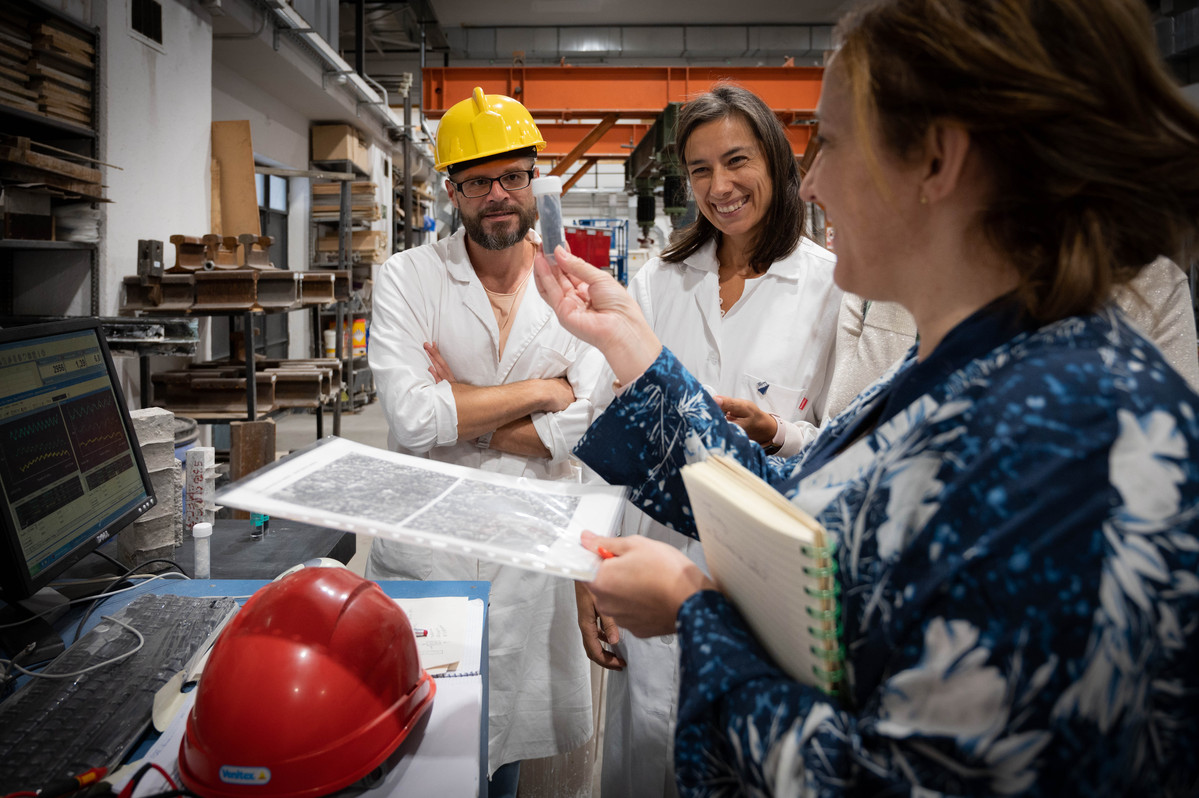 CSIC's tweet photo. El Instituto Eduardo Torroja (@ietorroja) investiga en la construcción y sus materiales. Ayer acogió la Jornada de Materiales Sostenibles, Economía Circular y Rehabilitación de @plataformaptec, con la asistencia de la presidenta del CSIC, @delPinoE, y su director, Ángel Castillo. https://t.co/smrq5Fk9Le