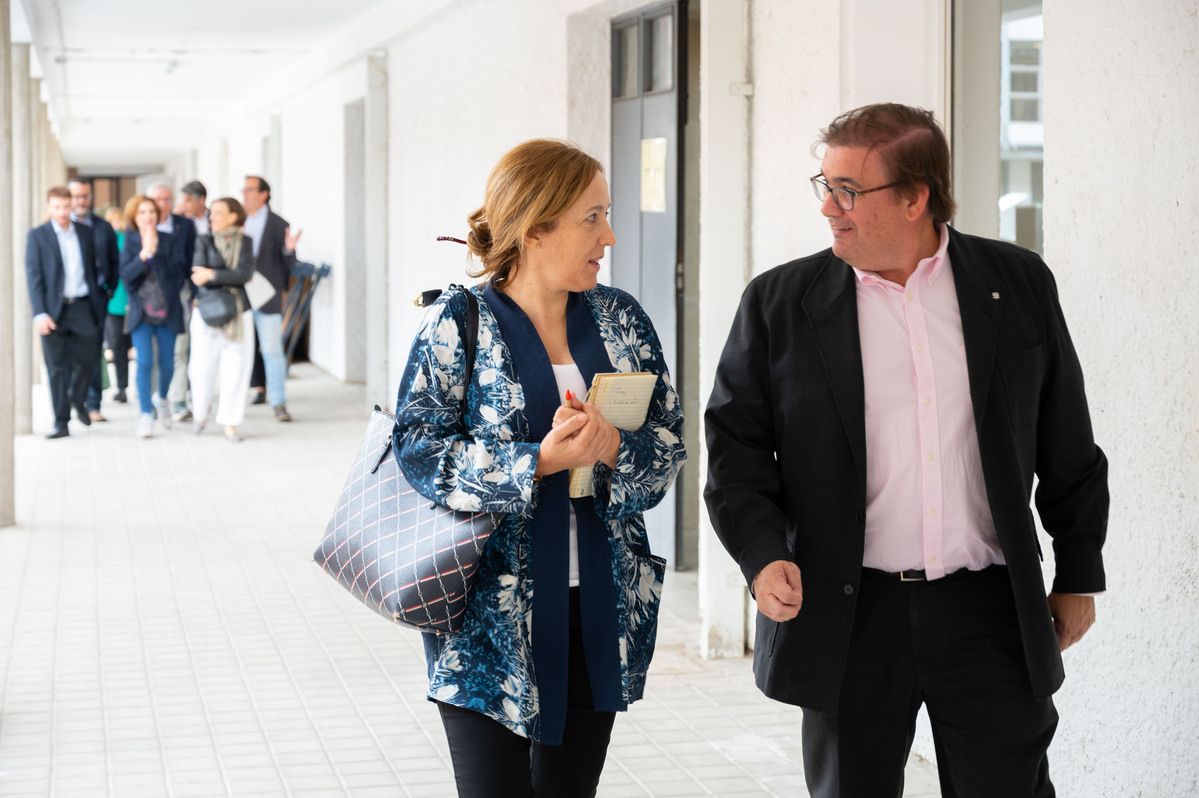 CSIC's tweet photo. El Instituto Eduardo Torroja (@ietorroja) investiga en la construcción y sus materiales. Ayer acogió la Jornada de Materiales Sostenibles, Economía Circular y Rehabilitación de @plataformaptec, con la asistencia de la presidenta del CSIC, @delPinoE, y su director, Ángel Castillo. https://t.co/smrq5Fk9Le