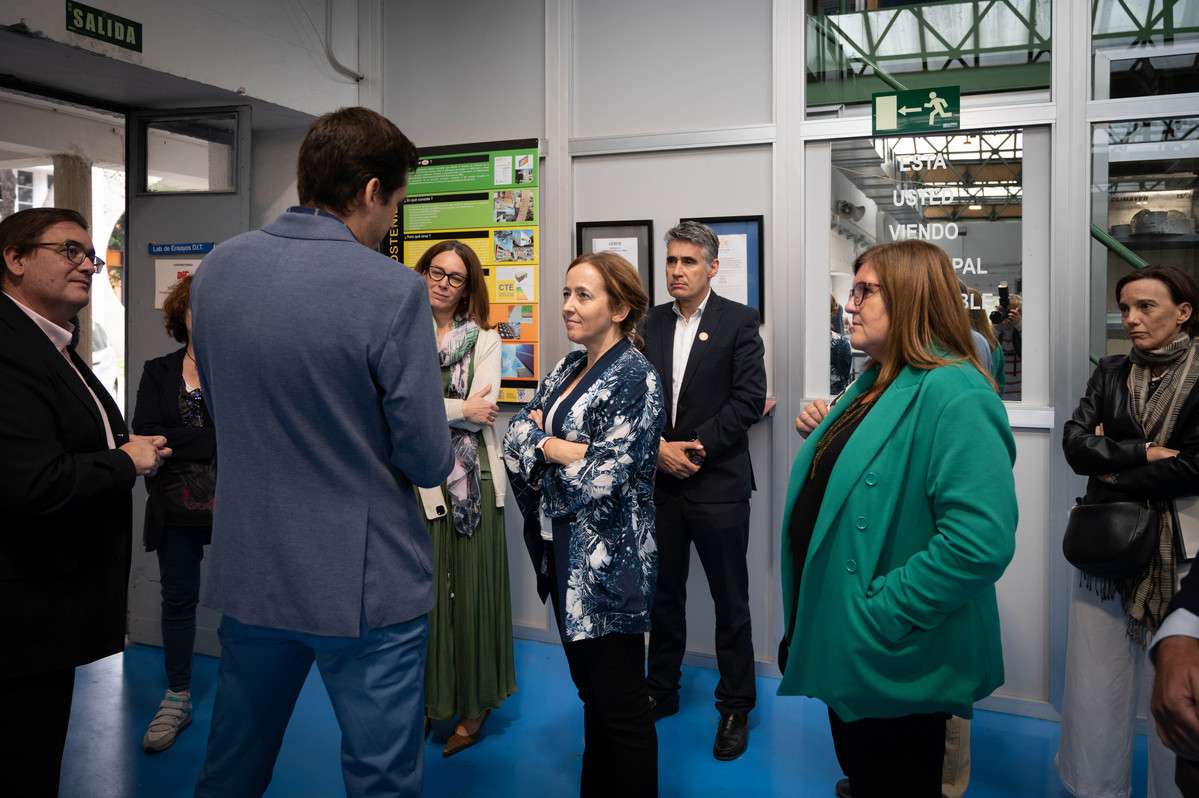 CSIC's tweet photo. El Instituto Eduardo Torroja (@ietorroja) investiga en la construcción y sus materiales. Ayer acogió la Jornada de Materiales Sostenibles, Economía Circular y Rehabilitación de @plataformaptec, con la asistencia de la presidenta del CSIC, @delPinoE, y su director, Ángel Castillo. https://t.co/smrq5Fk9Le