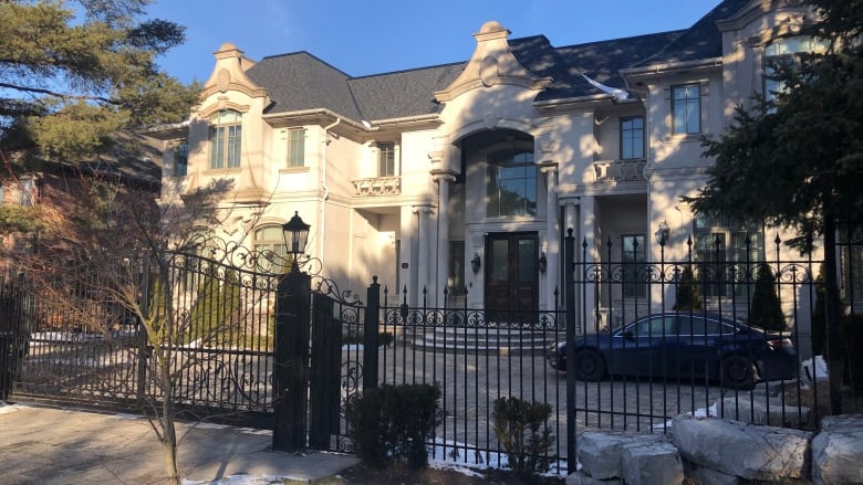 imabadbadkitty's tweet photo. @AzeezLazez If the Canadians really want to fix their relationship with us, they can start by returning to us the billions of dollars that the criminal #Aljabri stole—along with his ill-gotten McMansion in Toronto.

Here, Canada, I've posted a photo of the main gate 👇 https://t.co/o16Sl7Wsft