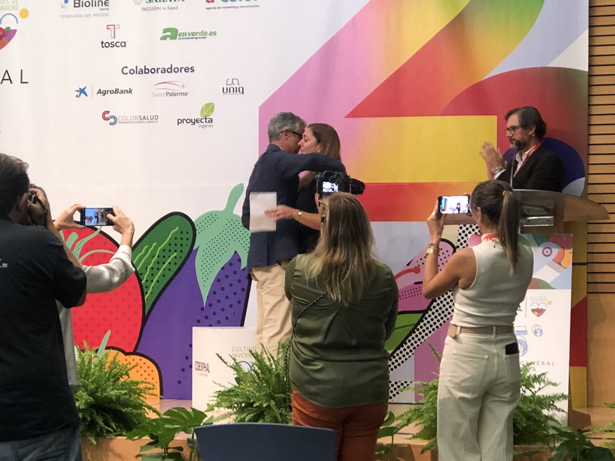 fruittoday's tweet photo. Mención especial de los premios @AenVerde a Jose Cerezo, de @EurosolGroup Recoge el galardón su hija Cristina #AsambleaCoexphal45 @Coexphal https://t.co/LyjZYQsvDz