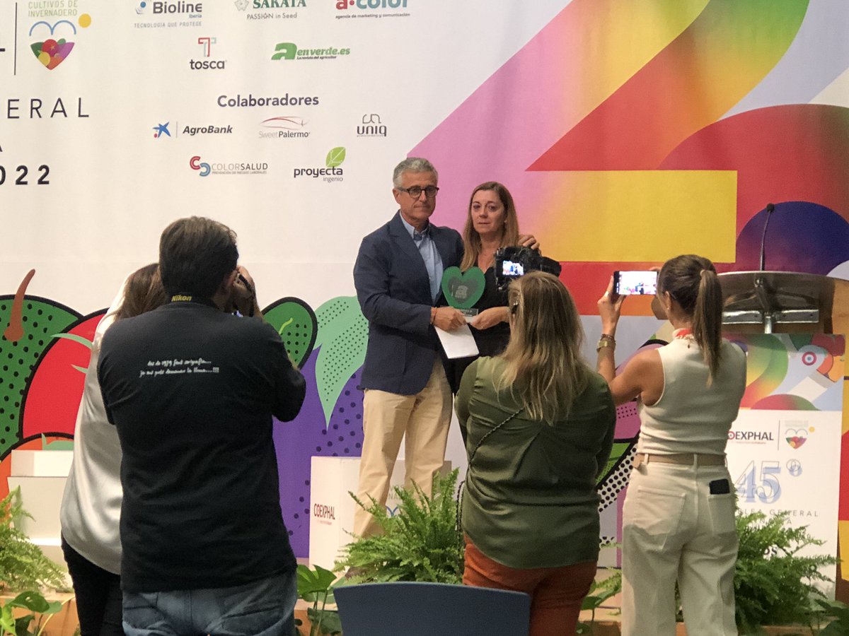 Mención especial de los premios <a href="/AenVerde/">AenVerde</a> a Jose Cerezo, de <a href="/EurosolGroup/">Eurosol</a> Recoge el galardón su hija Cristina #AsambleaCoexphal45 <a href="/Coexphal/">Coexphal</a>