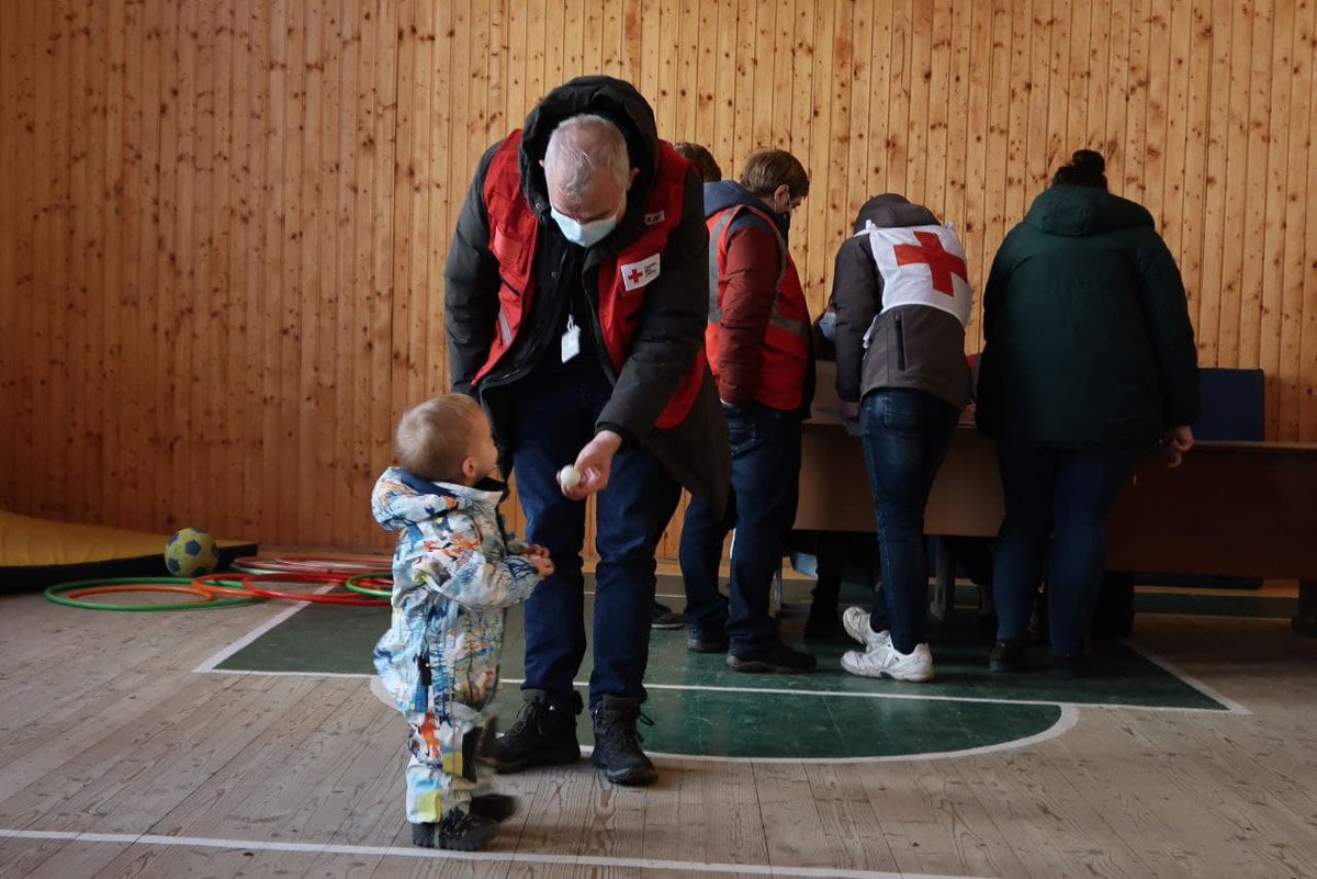 Er DU frivillig?

Så er det DIN dag i dag. Tak til alle frivillige i <a href="/danskrodekors/">Røde Kors</a>.

Du er sammen med 17 mio. frivillige i Røde Kors i hele verden <a href="/ifrc/">IFRC</a>.

Billedet er af frivillige fra <a href="/RedCrossUkraine/">Ukrainian Red Cross</a>

#frivilligfredag