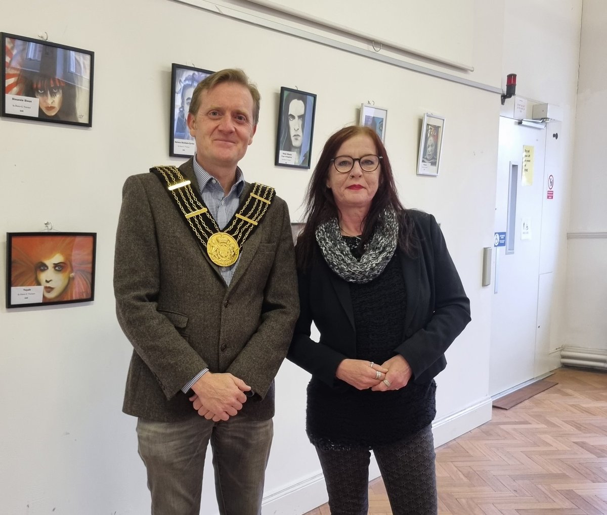 MyrGrantham2223's tweet photo. Today I met with tallented local artist Sharon Thomson who has organised an exhibition of locally produced art at Grantham Museum.  Grantham is home to numerous incredible artists... https://t.co/ZzAQ1ynvNX