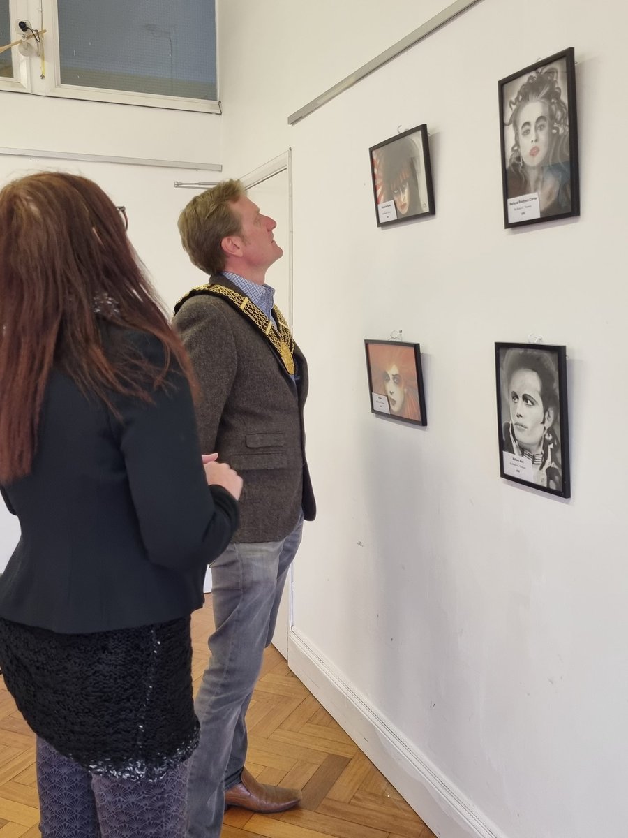 Today I met with tallented local artist Sharon Thomson who has organised an exhibition of locally produced art at Grantham Museum.  Grantham is home to numerous incredible artists...