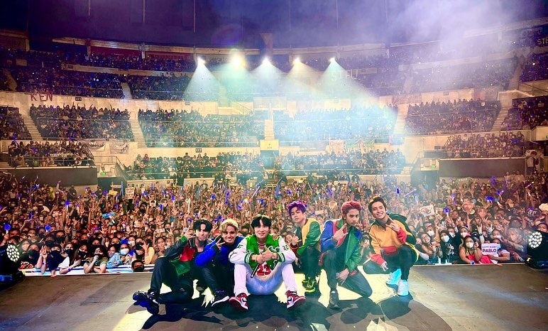 PLUSXPH's tweet photo. D-day of WYAT CEBU Tour! Xcited to see guest performers while WYAT MANILA hangover is still fresh!

LOVE YOURS? Grab a copy on October 3, 2022!
🔗 https://t.co/KQGNyzVo32

(c) IG: ohwonlee

#PLUSX
#ExpectTheGreat https://t.co/H9TtYnupYh