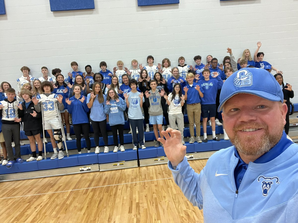 JenLewisOBHS's tweet photo. 100% participation in Double Blue in these two Health classes. 💙🐻#culture https://t.co/A3PrfF77Tp