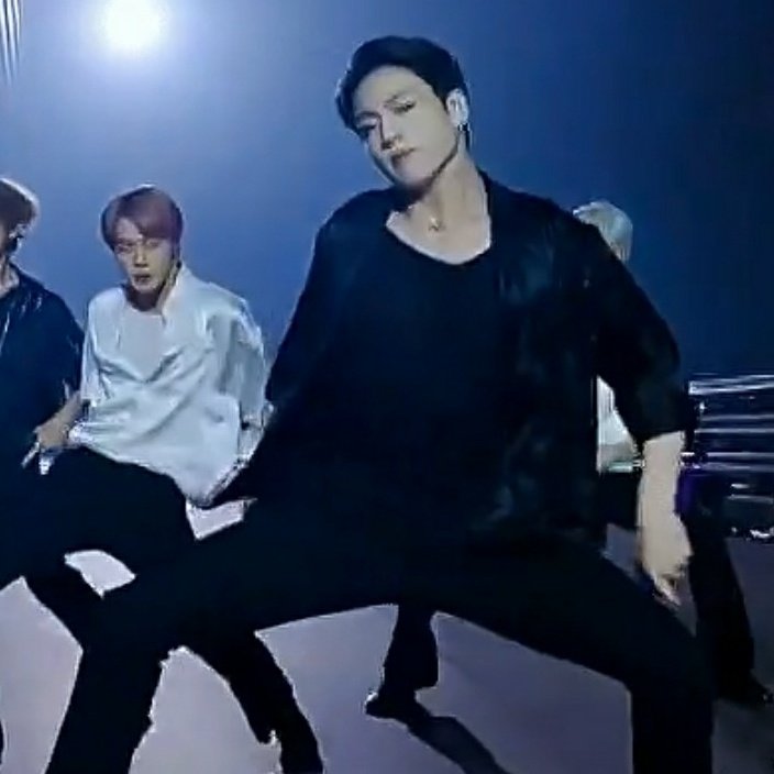 dreamyJeonz_'s tweet photo. "Jungkook doing body rolls is the hottest concept ever" 
                      — a dangerous 3am thread https://t.co/nd9j2YjVmG