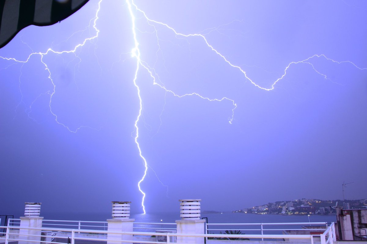 Aquesta situació de 🌩 ens ha deixat els següents registres màxims ☔️ (mm): 42 St Joan de Labritja 38 Son Torrella, Escorca 38 Port de Sóller 36 St Carles 33 Port de Pollença 33 Artà 31 Deià 30 Alcúdia 30 Son Alzines Foto de @DuncanWingen i dades de @Meteodemallorca i AEMET.