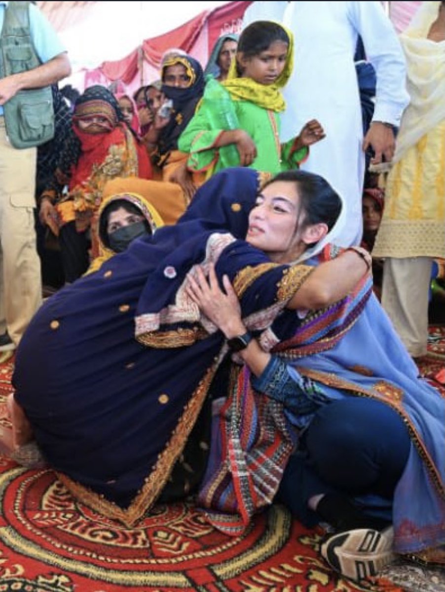 TariqueHussainQ's tweet photo. آصفہ بھٹو زرداری کیمپ میں موجود خواتین میں گھل مل گئیں، متاثرین کے مسائل معلوم کیے
@AseefaBZ
بحرانوں کے دوران سب سے زیادہ متاثر خواتین ہوتی ہیں: آصفہ بھٹو زرداری کا دورے کے بعد ٹوئیٹ
@AAliZardari
@BBhuttoZardari @FaryalTalpurPk 
@MediaCellPPP @PPPSINDH_ @PPPDigital_ https://t.co/2W0uvBkJfr