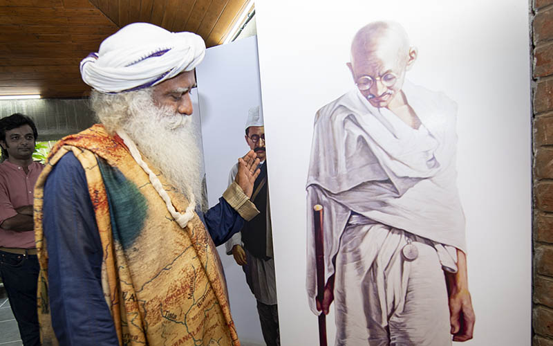 SadhguruJV's tweet photo. Mahatma Gandhi found peaceful solutions to violent problems. The only way to create a peaceful world is by creating peaceful and blissful human beings. Let us make it happen. #SadhguruQuotes #GandhiJayanti https://t.co/s8RvIbmsjw